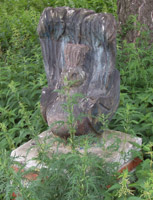 Страшненькая резная птичка