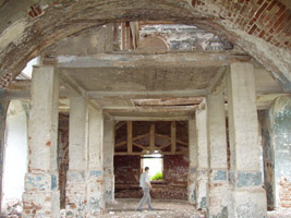 Колонны во втором зале. Сверху виден второй этаж