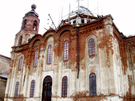 Это еще не весь храм целиком, слева часть не в кадре