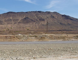 Обгорелая от выбросов гора