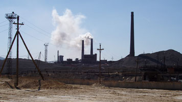 Завод. В черном-черном городе стоял черный-черный завод...