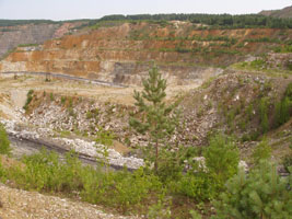 С самого верха карьер виден не полностью