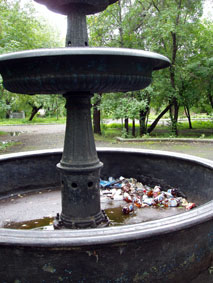 Фонтан - следы обыденной жизни...