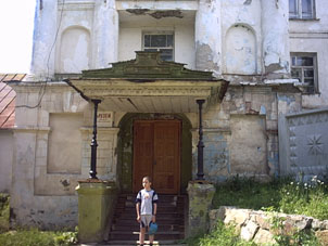 Вход в краеведческий музей