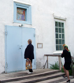 Церковь вблизи усадьбы. Прихожане.