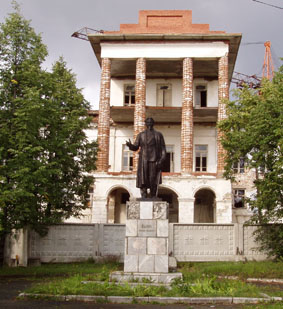 Вид на центральный вход усадьбы - начата реставрация