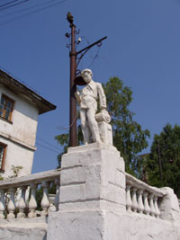 Гипсовый мальчик у школы